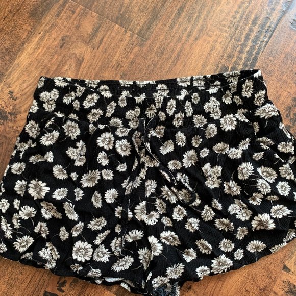 Forever 21 Pants - Flowy black flower shorts